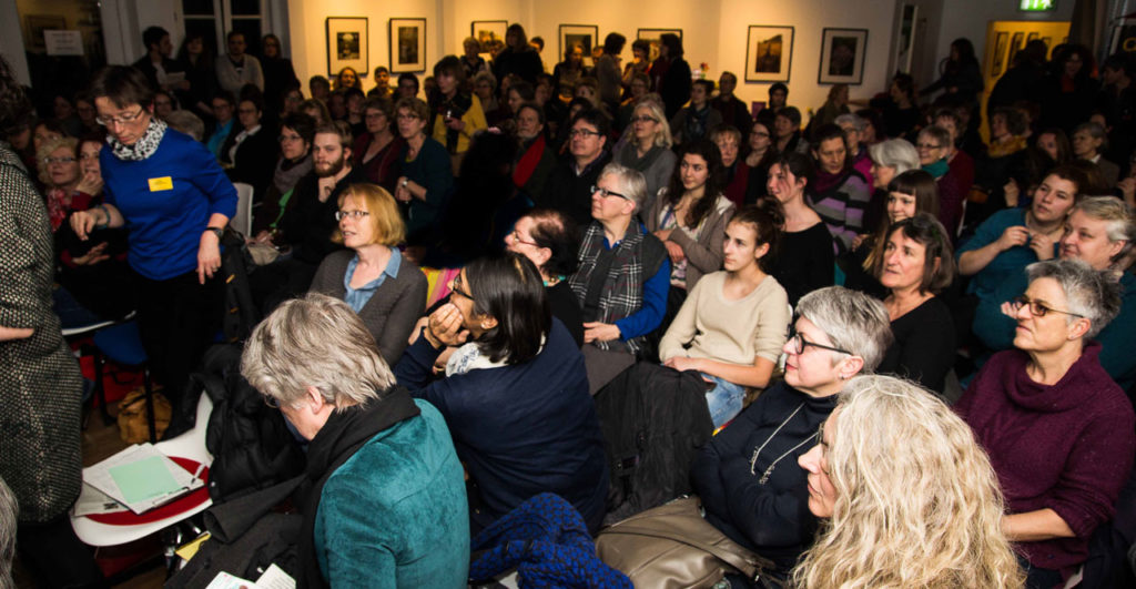 Zahlreiche Menschen kamen zur baf-Veranstaltung mit Jung-Feministin Wizorek und Alt-Feminstin Maurer in den Saal des d.a.i. © baf e.V.