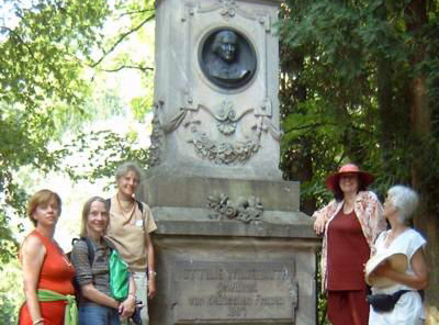 Stadtrundgang baf e.V. vor Wildermuth-Denkmal