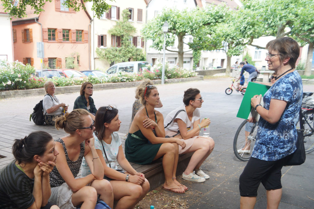 Frauen beim Stadtrundgang in der Tübinger Unterstadt