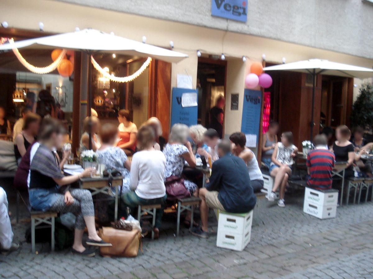 Besucher_innen der Lesung vor dem Vegi