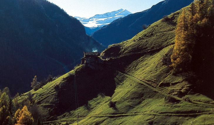 Wanderwege mit Ausblick auf Berge